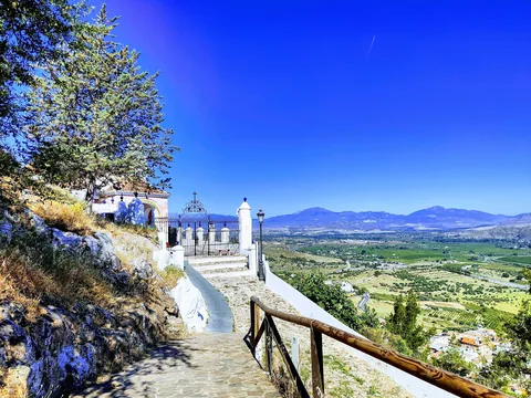 Mirador sobre el valle de Cártama bajo un cielo azul.