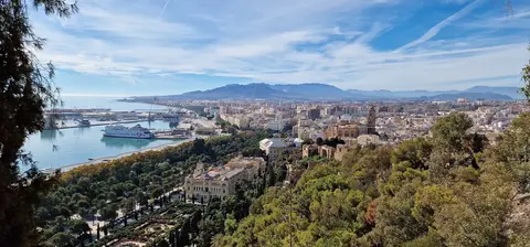 Vista de Málaga y su puerto desde el entorno del Castillo de Gibralfaro.