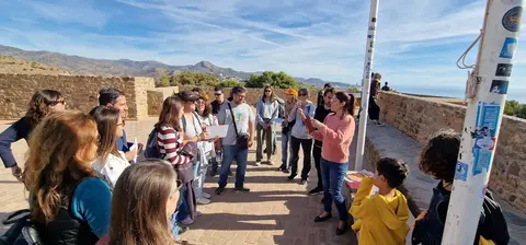 Grupo participante ante paneles de la yincana en el Castillo de Gibralfaro.