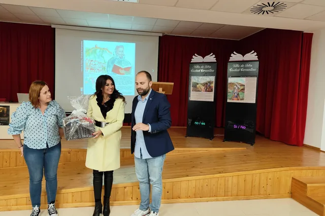 Presentación en un escenario con paneles de El Corazón de Escocia.
