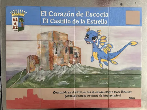 Mosaico interpretativo del castillo de Teba y un personaje azul.