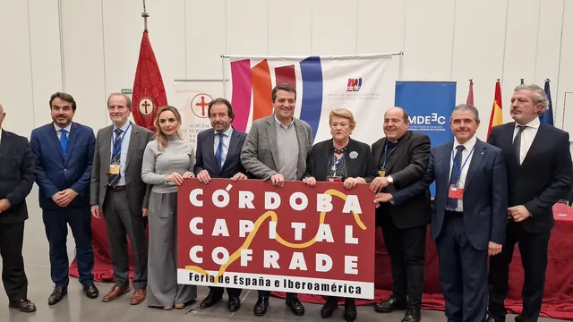Grupo sosteniendo el rótulo Córdoba Capital Cofrade.