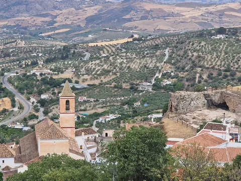 Panorámica de Casarabonela entre lomas y cultivos.