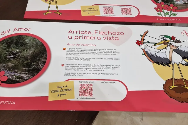 Panel ilustrado de ruta con una cigüeña y referencias de Arriate.