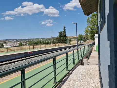 Paisaje urbano y serrano visto desde una terraza de Arriate.
