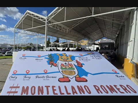 Gran rótulo ilustrado Montellano Romero desplegado en un mercado.
