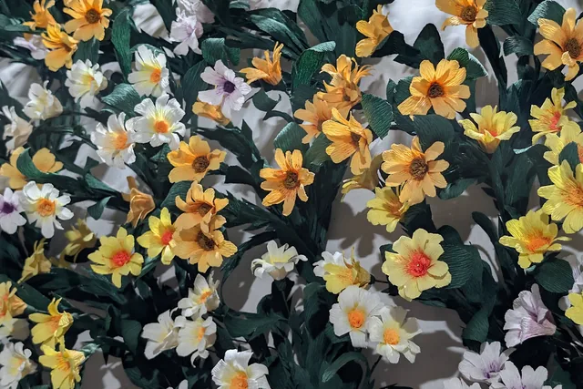 Composición de flores amarillas y blancas.
