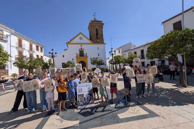 Grupo en una plaza de Palenciana con la iglesia al fondo.