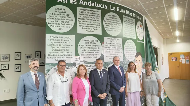 Grupo ante un gran panel interpretativo sobre Andalucía.