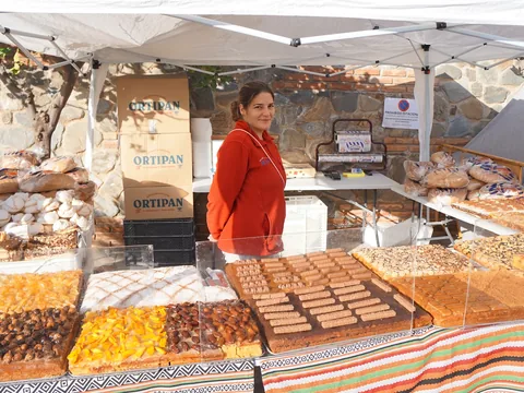 Puesto de dulces en una fiesta popular de Totalán.