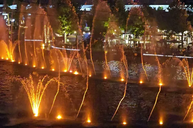 Fuentes iluminadas de color ámbar durante la noche.