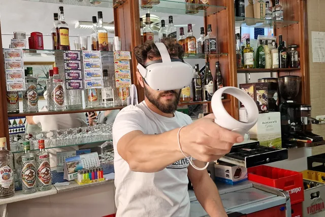 Persona probando un visor de realidad virtual en un comercio.