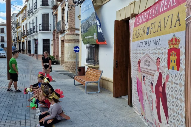 Fondo gráfico de SaborA Flavia instalado en una calle peatonal.