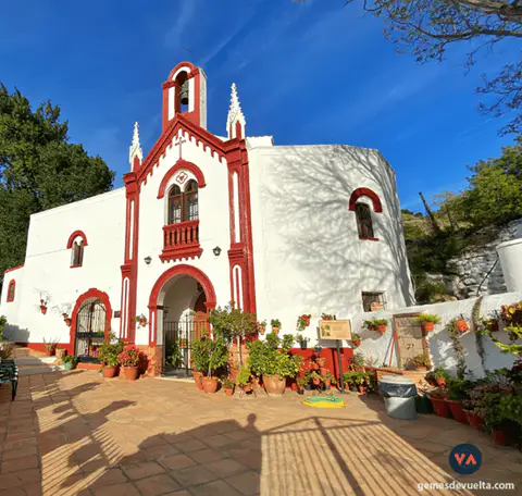 Fachada blanca y roja de la ermita de Nuestra Señora de la Fuensanta en Pizarra.