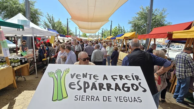 Puesto de feria con el rótulo Vente a Freír Espárragos.