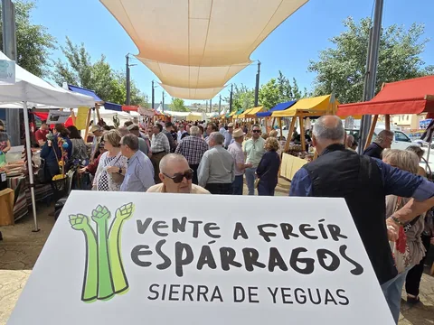 Puesto de feria con el rótulo Vente a Freír Espárragos.